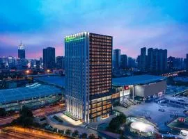 Holiday Inn Wuxi Central Station, an IHG Hotel, hotel in Wuxi