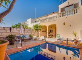 Foto do Hotel: Holiday Home in Muro Sleeps 8 with Pool Air Con and WiFi