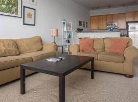 Hotel kuvat: Spacious Townhome w Parking and Walk to Dining