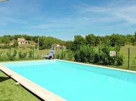 Hotelfotos: Picturesque Holiday Home In Les Junies with Swimming Pool