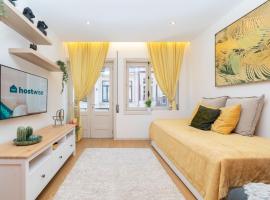 Hotel fotografie: Colorful Bright Flat with Balcony by Host Wise