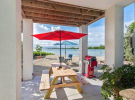 酒店照片: Brand-new waterfront home on Stock Island-furnished deck