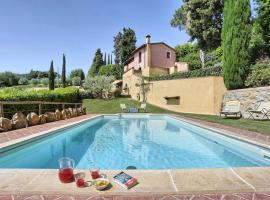 Hotel kuvat: Pillo Villa Sleeps 10 with Pool and Air Con