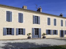 होटल की एक तस्वीर: Saint-Christoly-Medoc Chateau Sleeps 15 with Pool