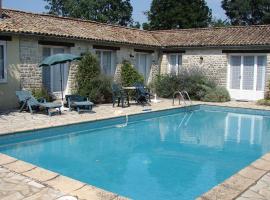 Hotel foto: charming cottage with a swimming pool