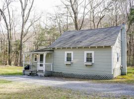 Hotel Foto: Camelback cottage - on ONE ACRE & near local attractions