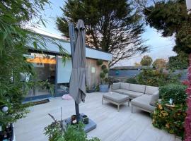 Фотография гостиницы: Superb Garden Room in the heart of Dalkey