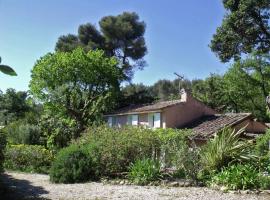 호텔 사진: Holiday Home in Six Fours Les Plages with Terrace