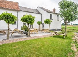 Photo de l’hôtel: Spacious farmhouse in Limburg near forest