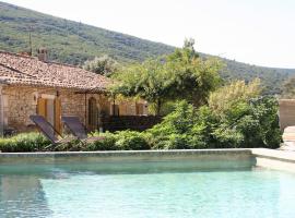 Hotel foto: Stylish house with heated pool in Lacoste