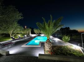 酒店照片: Lovely holiday home in Policnik with private pool