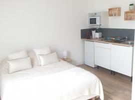 A picture of the hotel: Studio n°6 Henriville