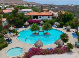 Tropical bungalow in Seru Coral Resort Curacao with beautiful gardens, privacy and large pool, hotel v mestu Willemstad