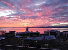 ホテル写真: Top Floor Water View Oasis near Space Needle & Cruise