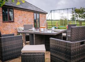 Millmoor Farm Holidays, hotel in Malpas