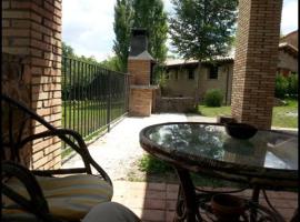 Foto di Hotel: Sant Genis Villa Sleeps 8 with Pool