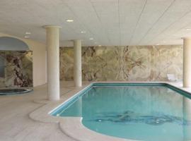 Hotel foto: Gurb Villa Sleeps 15 with Pool