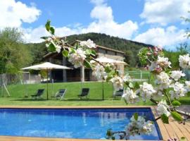 Hotel Photo: Ripoll Villa Sleeps 14 with Pool