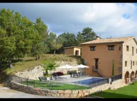 酒店照片: Ripoll Villa Sleeps 16 with Pool