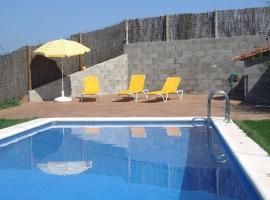 酒店照片: Casserres Villa Sleeps 12 with Pool