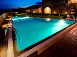 Хотел снимка: Ponts Villa Sleeps 18 with Pool