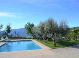 Zdjęcie hotelu: La Seu d'Urgell Villa Sleeps 2 with Pool and Air Con