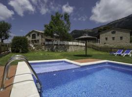 รูปภาพของโรงแรม: Castellar del Riu Villa Sleeps 26 with Pool