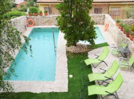 Foto di Hotel: La Llacuna Villa Sleeps 6 with Pool