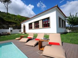 Fotos de Hotel: Gouvaes Villa Sleeps 9 with Pool Air Con and WiFi