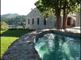 होटल की एक तस्वीर: Riudecanyes Villa Sleeps 20 with Pool