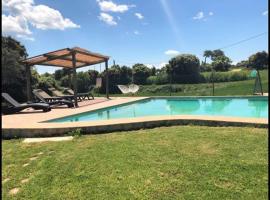 ホテル写真: Baro de Viver Villa Sleeps 8 with Pool