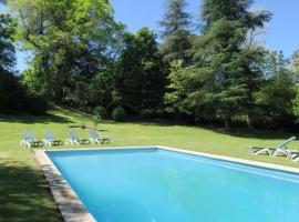 Foto di Hotel: Folgueroles Villa Sleeps 16 with Pool