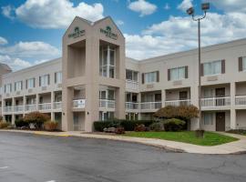 HomeTown Inn by Red Roof East Syracuse, hotel in East Syracuse