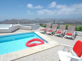 होटल की एक तस्वीर: Nazaret Villa Sleeps 8 with Pool