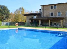 מלון צילום: Villa in Cornella del Terri Sleeps 27 with Pool and Air Con