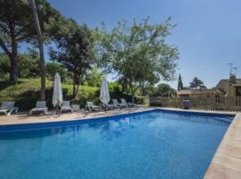 Zdjęcie hotelu: Estanyol Villa Sleeps 14 with Pool