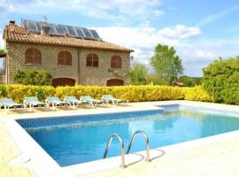 호텔 사진: Fontcoberta Villa Sleeps 14 with Pool