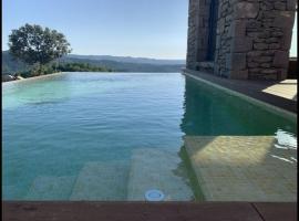 होटल की एक तस्वीर: Lladurs Villa Sleeps 16 with Pool