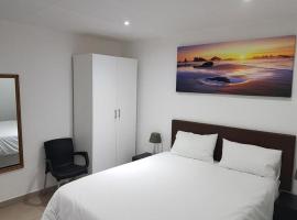 Foto di Hotel: Room in Guest room - Annex Lodge Ndabeni