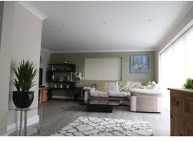 Hotel Photo: Hill Road House - 5 bed detached home with Spa