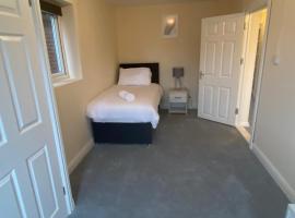 Hotel Photo: 6 Bedroom House - Basingstoke Road