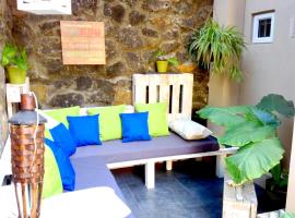 Hotel fotografie: 2 bedrooms villa at Grand Gaube 800 m away from the beach with private pool enclosed garden and wifi