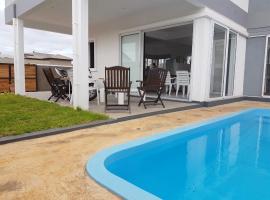 A picture of the hotel: 3 bedrooms villa with sea view private pool and enclosed garden at Albion