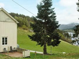 Foto di Hotel: Three-Bedroom Holiday home in Vågland