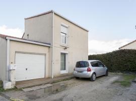 호텔 사진: Enticing Holiday Home in Les Clayes-sous-Bois with Terrace