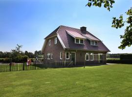 รูปภาพของโรงแรม: Spacious farmhouse in Achterhoek with play loft