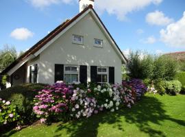 Hotel Foto: Attractive holiday home with jetty