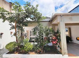 Foto di Hotel: Ampla casa na praia bem no centro de caraguatatuba