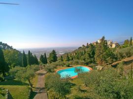 酒店照片: Mommio Castello Villa Sleeps 9 with Pool and WiFi