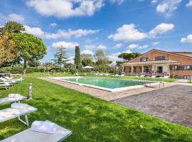 Hotel Foto: Awesome Home In Anguillara Sabazia With Outdoor Swimming Pool